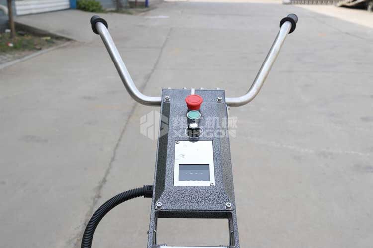 拋光機(jī)是為了讓地面表面有光澤，需要先研磨后才可以拋光。拋光分為粗拋和精拋，這時候可以使用拋光機(jī)，配合拋光墊，提高地面的光澤度。高速地坪拋光機(jī)讓你輕松完成地坪拋光工作，提高地坪亮度。